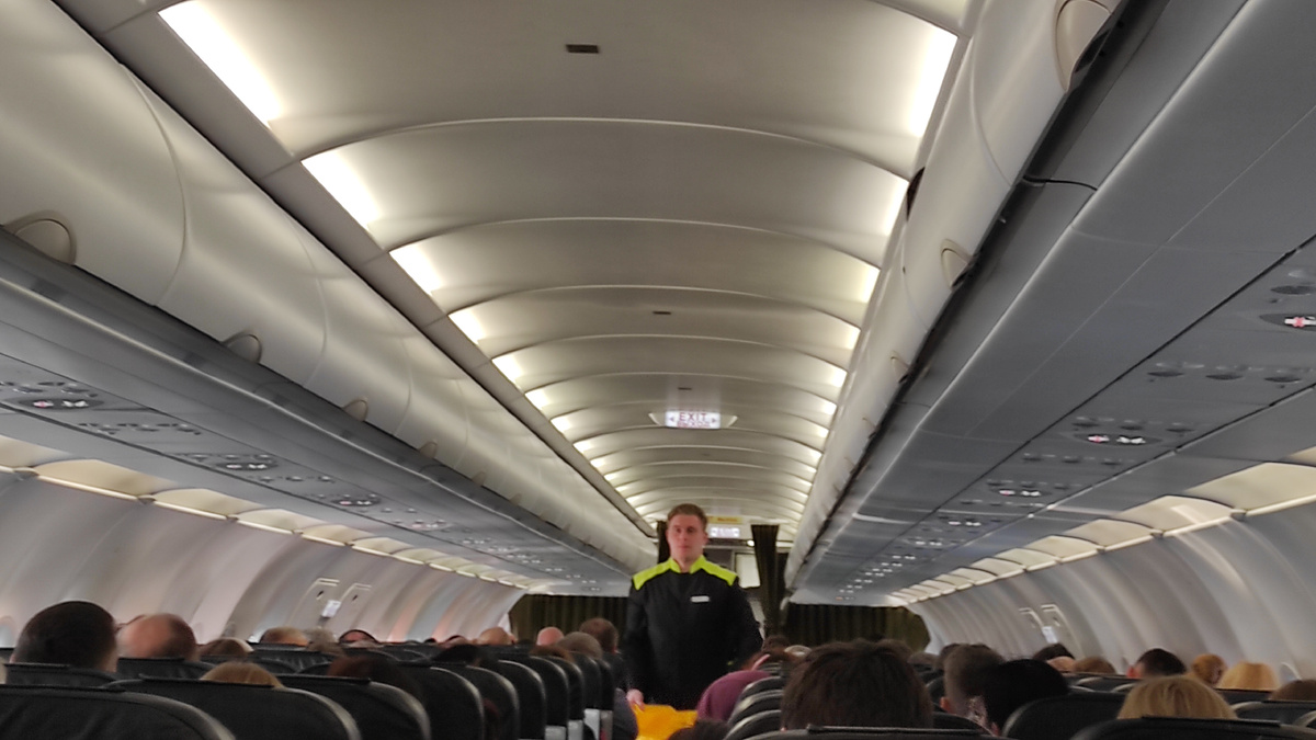 Необычный вид у бортпроводника, правда же? Фото: Кирилл Полиенко/Polienko: путешествуем вдвоём