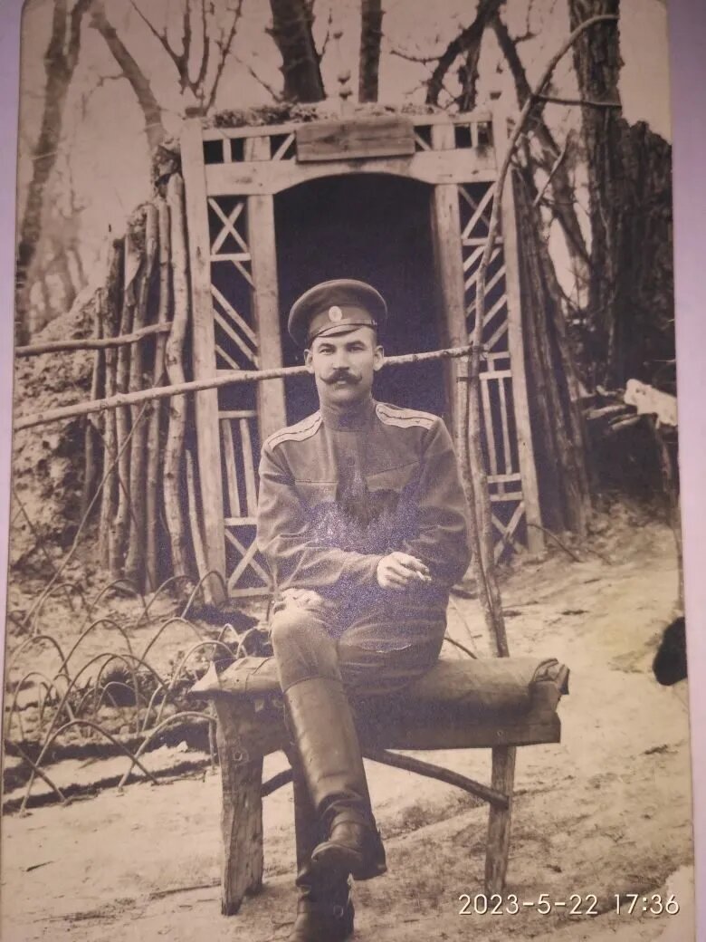 Молчанов Иван Степанович (24.05.1890 - ?) - штабс-капитан 12-го гренадерского Астраханского Императора Александра III полка (1700 - 1918). Фото из семейного архива родственников Молчанова Ивана Степановича: "Здравствуйте, Иван! Недавно узнала, что мой родственник служил в 12 Астраханском гренадерском полку с 1913 года, хотелось бы подробнее знать о его службе, был офицером, Молчанов Иван Степанович 1890 г.р.". "Это фото он прислал в 1916 году для дочери". Молчанов Иван Степанович: Даты жизни: 24.05.1890 -. Биография: Из дворян Харьковской губ. Закончил Тифлисское военное училище (1912). К сентябрю 1913 г. подпоручик 12-го гренадерского Астраханского полка. С началом мобилизации выделен на сформирование новых частей. Поручик. 25.01.1916 возвращен в полк из 85-го пехотного запасного батальона. Произведен в штабс-капитаны (ВП 9.11.1916; ст. 22.07.1916). На январь 1917 - в том же чине в том же полку. Командир 12-й роты. Награды: Св. Станислава 2-й ст. с мечами (28.09.1915)". Источник: Офицеры РИА. Ссылка: https://ria1914.info/index.php?title=Молчанов_Иван_Степанович По приказам по полку за осень 1917 (РГВИА фонд 2602): Молчанов капитан с 07.10.1917, со старшинством с 22.07.1917. В конце ноября - начале декабря, так же как и большинство офицеров полка, убыл в отпуск. Командир полка полковник Сакварелидзе убыл 11.12.1917 в 7-ми недельный отпуск. Молчанов в полк более не вернулся, как командир полка и большинство офицеров. Молчанов исключён из списков полка, как и большая часть офицеров, за отсутствием с 31.05.1918 года.