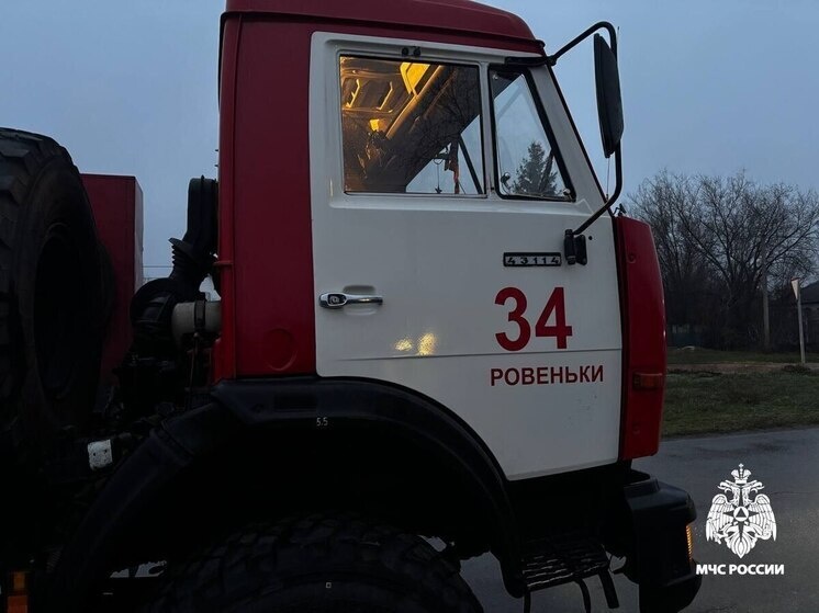     Три человека тушили баню в Ровеньках Белгородской области, фото: t.me/mchs31