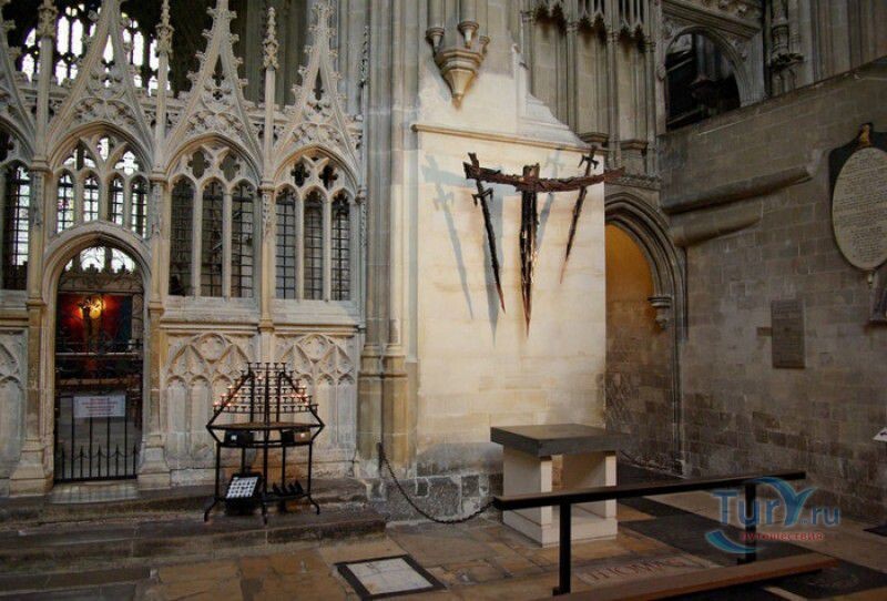 Место убийства Св. Томаса Бекета, Сама гробница была вскрыта в 1538 году по приказу Генриха VIII. Иллюстрация из открытых источников