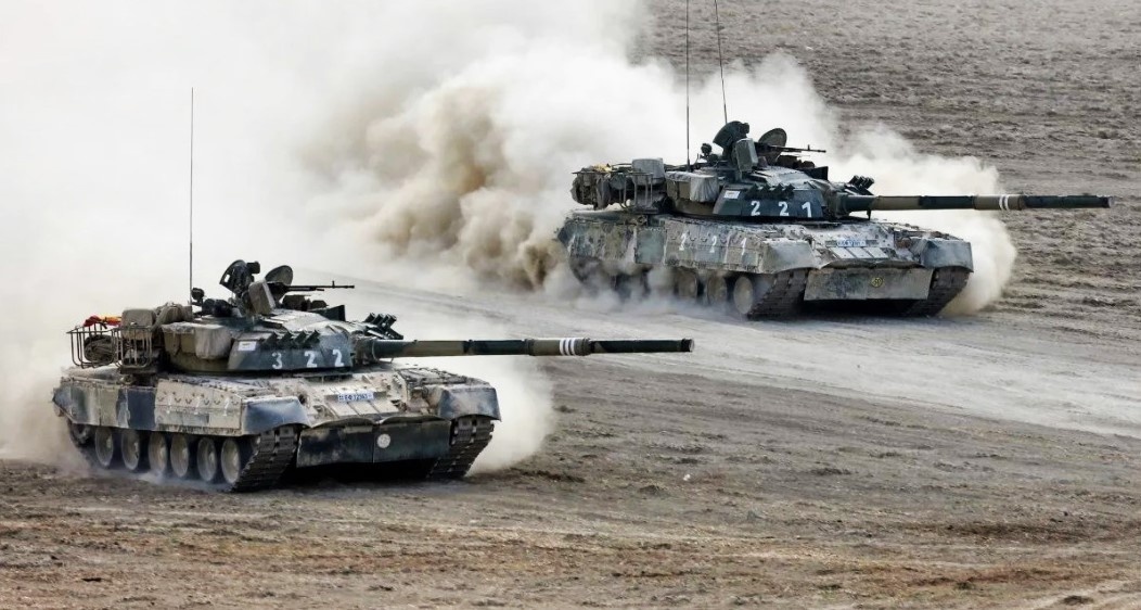 Киприотские Т-80У на учениях. Хорошо видны дополнительные корзины для имущества экипажа, закрепленные в кормовой части башни.                                                                                                    