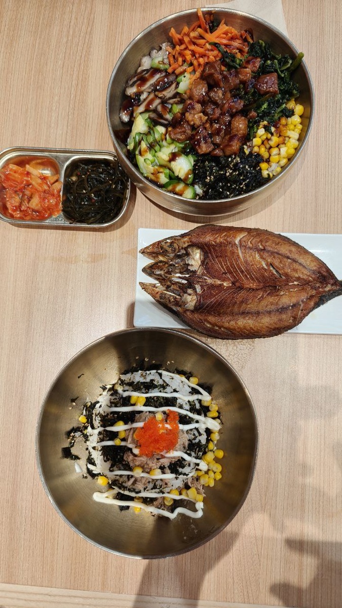 Вот красная это Кимчи, а рядом водорослей салат. И пибаб, украшенный икрой, это Жаннин заказ, а мой с говядиной. 