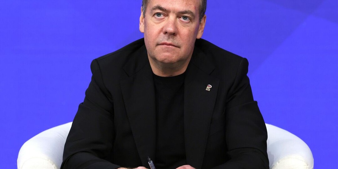 Медведев заявил о нелегитимности Зеленского и крахе его системы