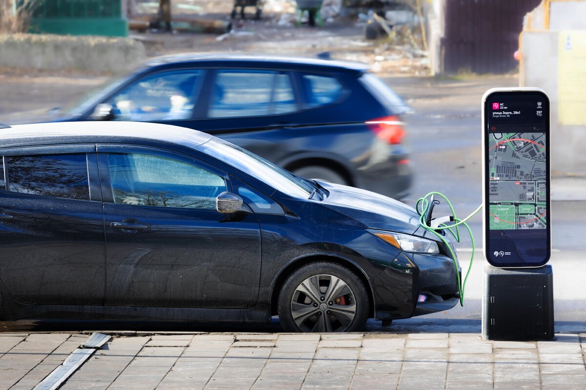, фото: Al.geba/Shutterstock/Fotodom.ru📷Зарядка электромобиля на городской зарядной станции. Москва, 2022