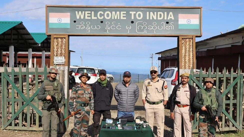 Лидер ОФОА Арунодои Дохутия (в серой куртке) после сдачи в руки сил безопасности на границе Индии и Мьянмы