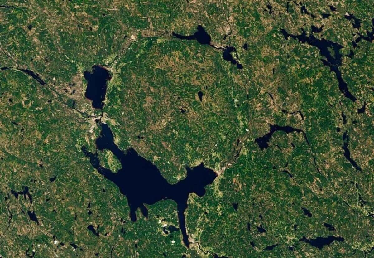    Древний ударный кратер Сильян / © NASA Earth Observatory images by Lauren Dauphin, using Landsat data from the U.S. Geological Survey. Story by Kathryn Hansen