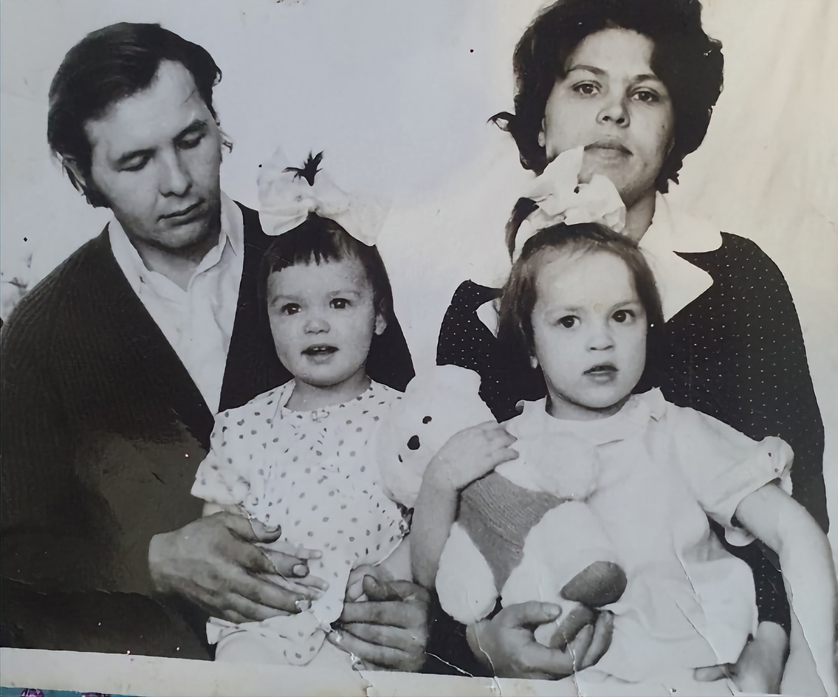 Мама, папа и мы с сестрой