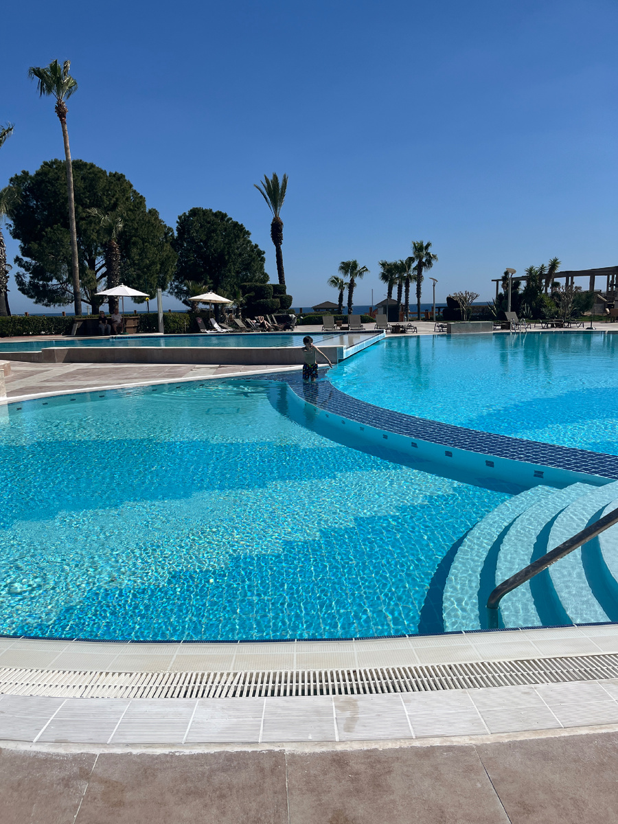 Мы отдыхали недалеко от Кемера, в классном отеле Akka Alinda в марте. Они готовились к сезону, а мы погрелись заранее