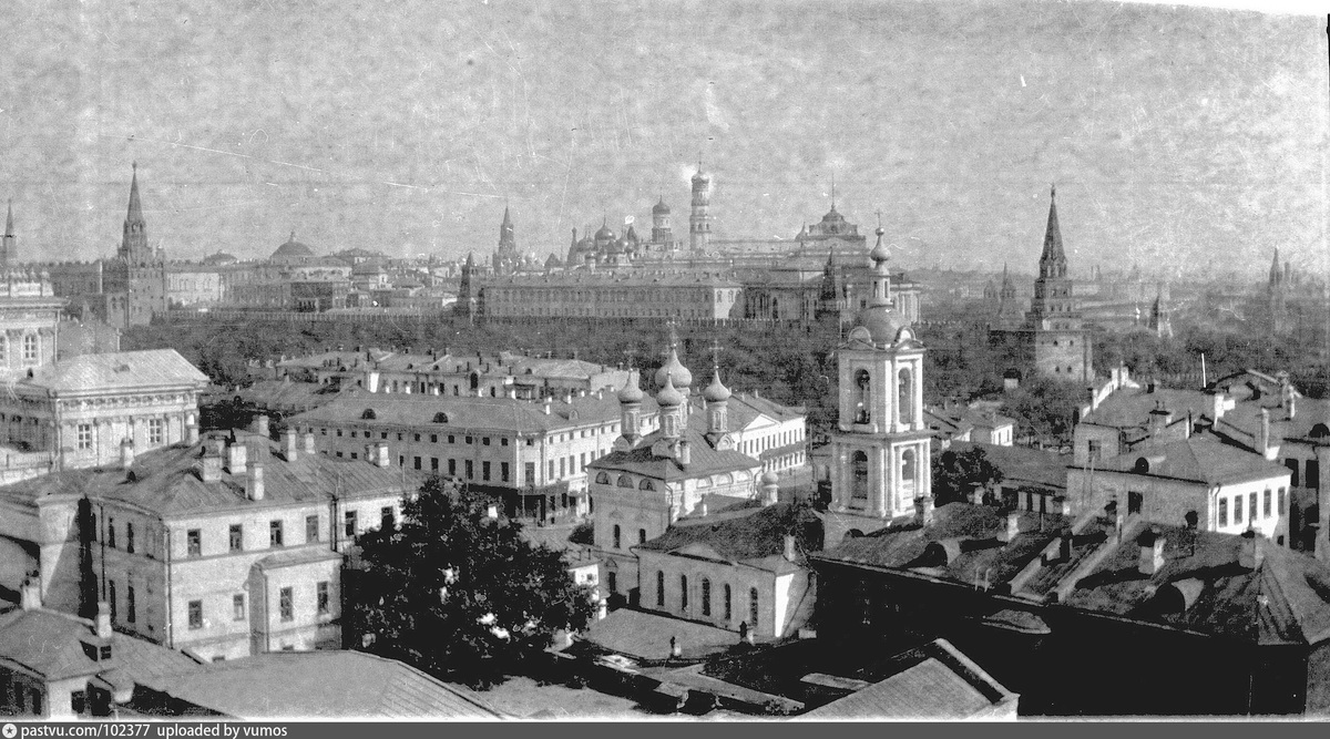 Обычно Замоскворечье вспоминают таким. Вид на Кремль от Малого Знаменского переулка, 1920 – 1929 г. Негатив из личного архива Веры Усатовой. 