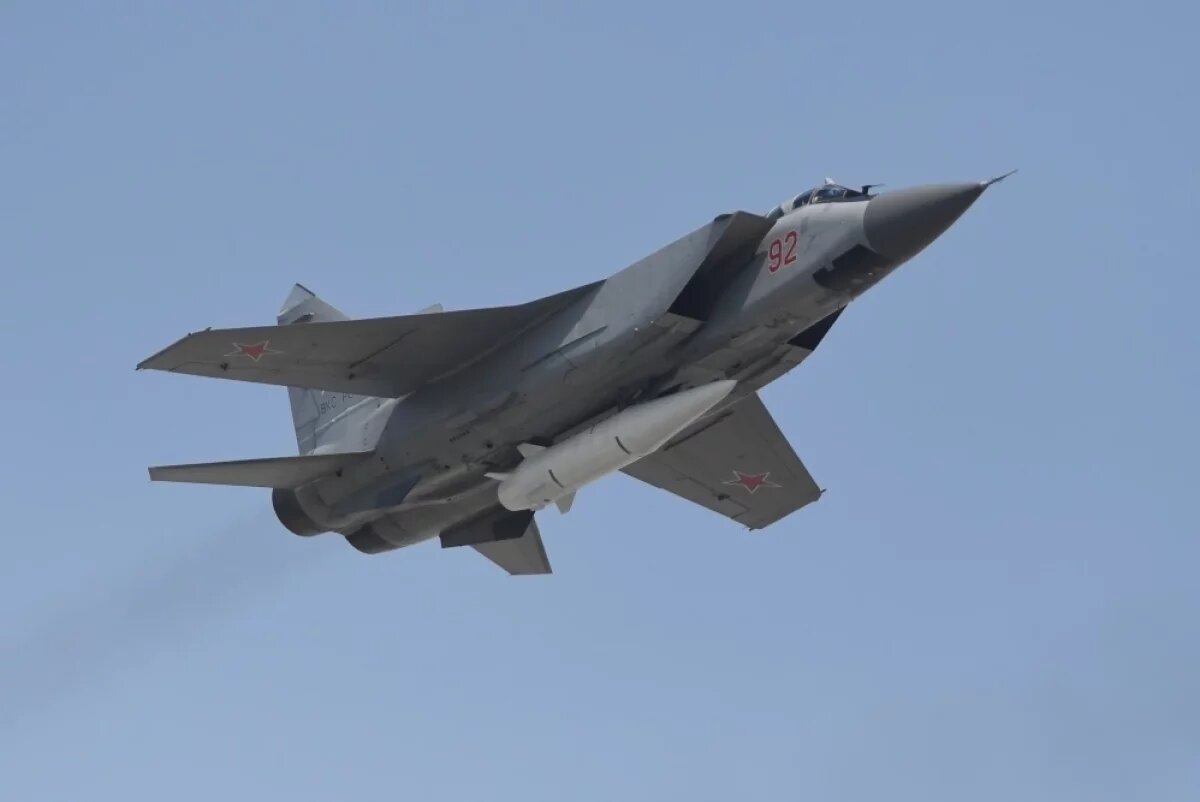    ПВО, занятые «Геранями», пропустили ракеты, и «Кинжалы» нанесли удары.