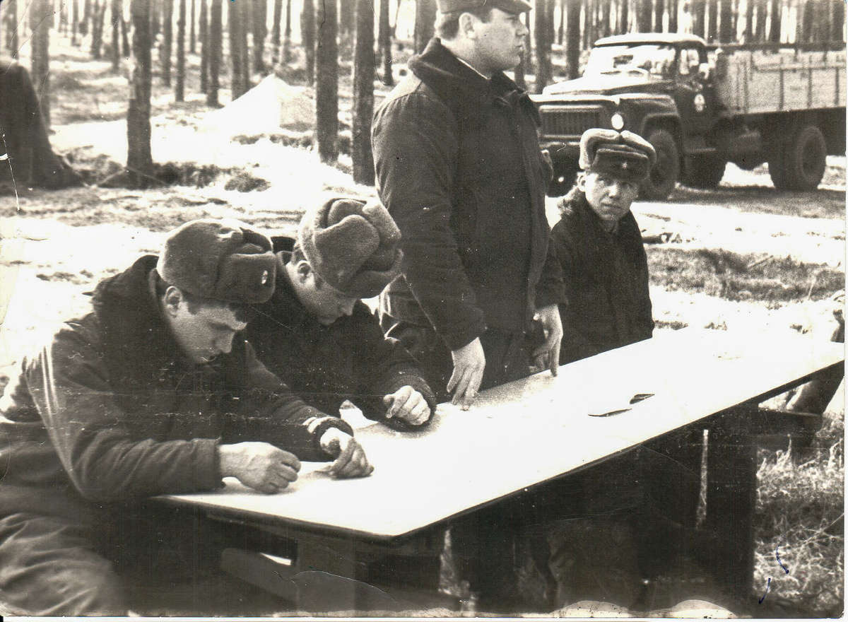 Исторической фото: понурые лица Валерия Кармелюка вместе с подельником...
