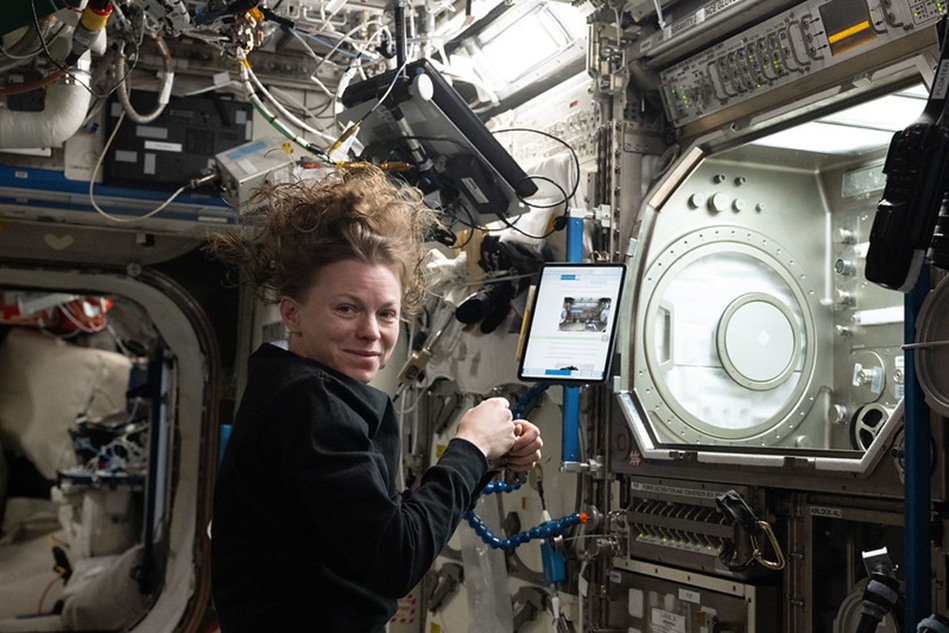 Зена Кардман работает с перчаточным боксом MSG в ЛМ Destiny. Фото: nasa.blog.com