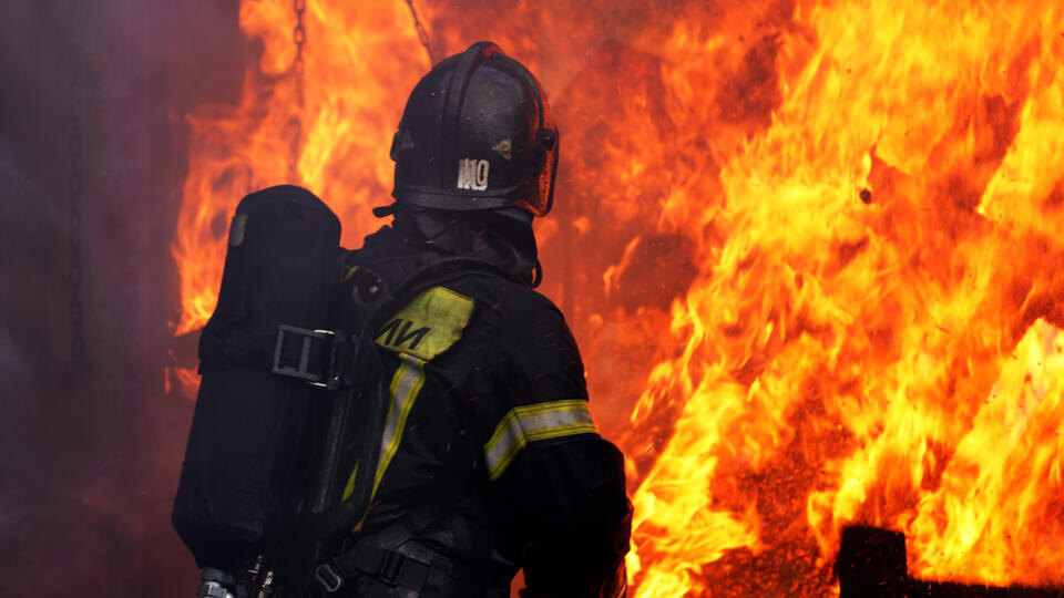     Склад аккумуляторов загорелся в Татарстане на площади 25 тыс. кв. м. ИЗВЕСТИЯ