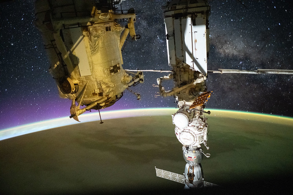 КК «Союз МС-28» и российские модули станции на фоне Млечного пути и атмосферы Земли. Фото: nasa.blog.com