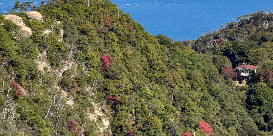 Вид с горы Мисэн: канатная дорога на Миядзиме