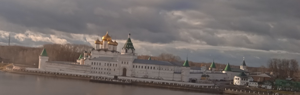 Вид на монастырь из окна автобуса. Фото автора, 7 ноября 2025г.