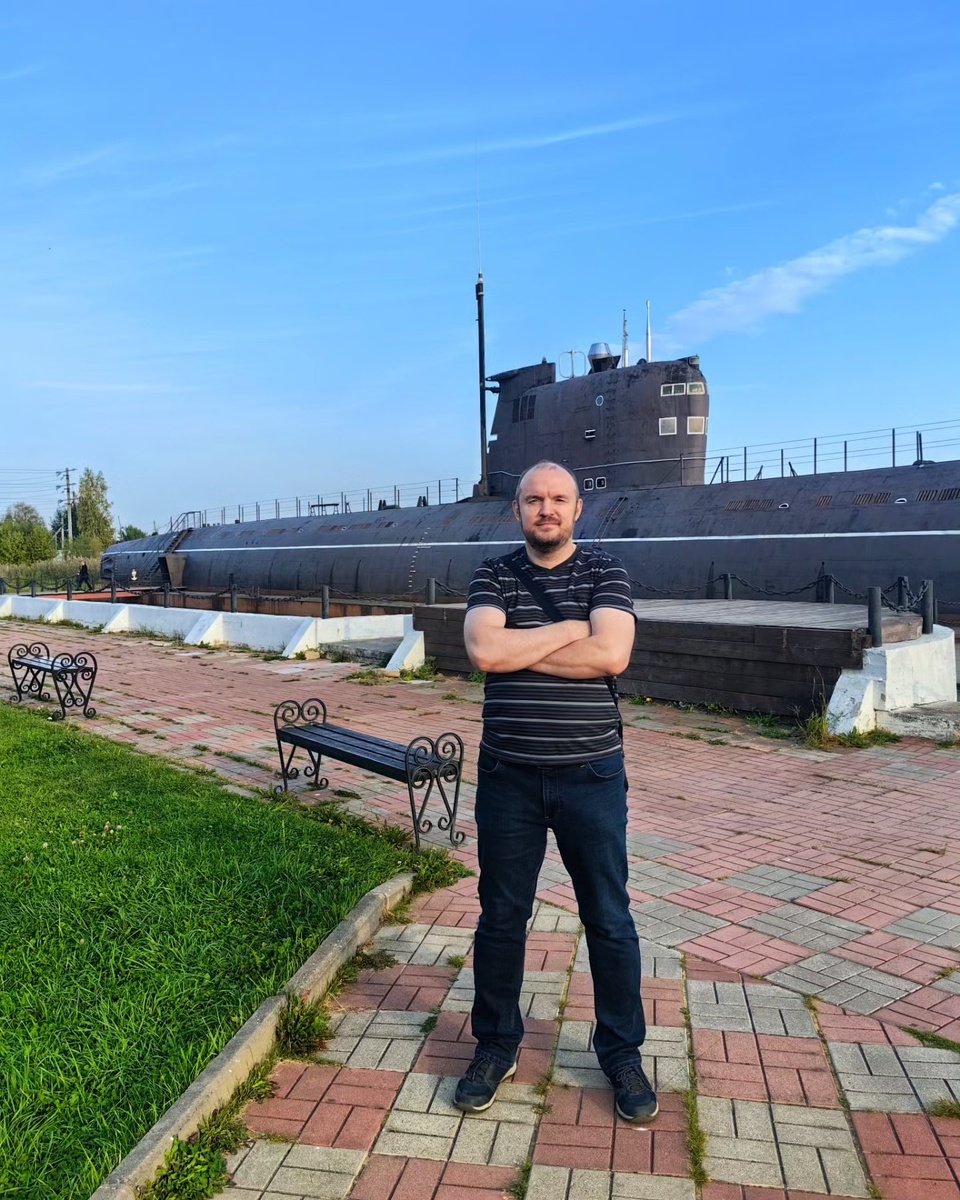 Небольшая набережная перед входом на лодку.