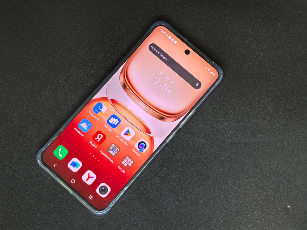 iQOO Z10R в комплектном силиконовом чехле