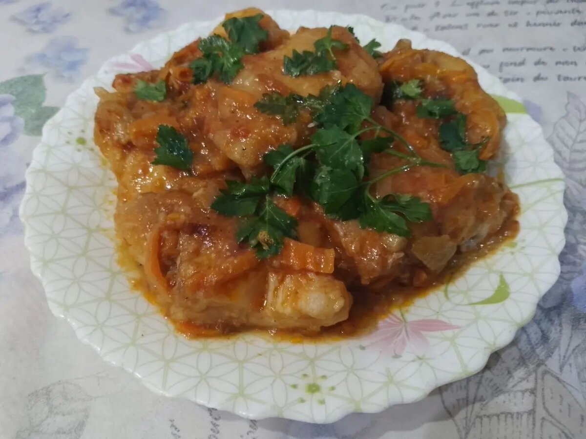 Щука тушеная в томате с овощами