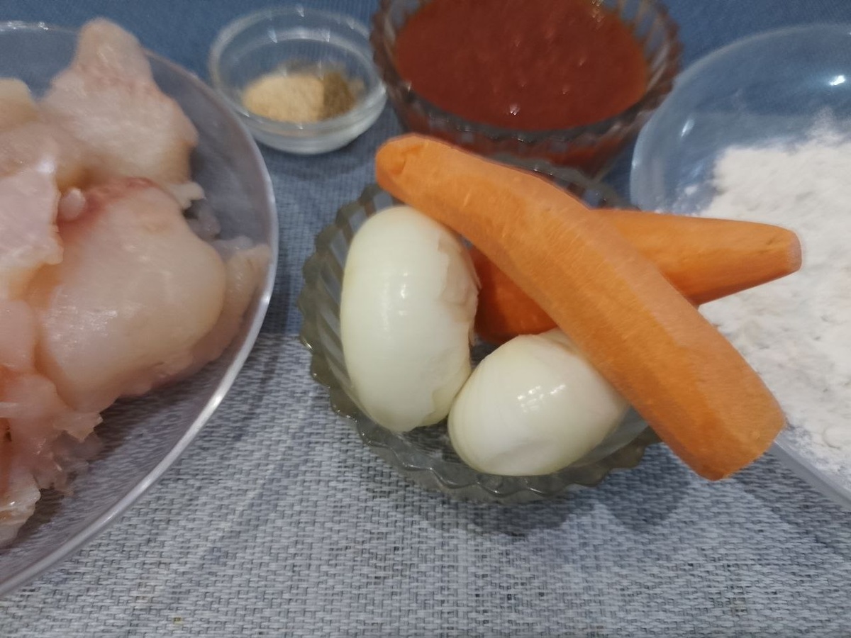 Ингредиенты для приготовления щуки с овощами, в томате