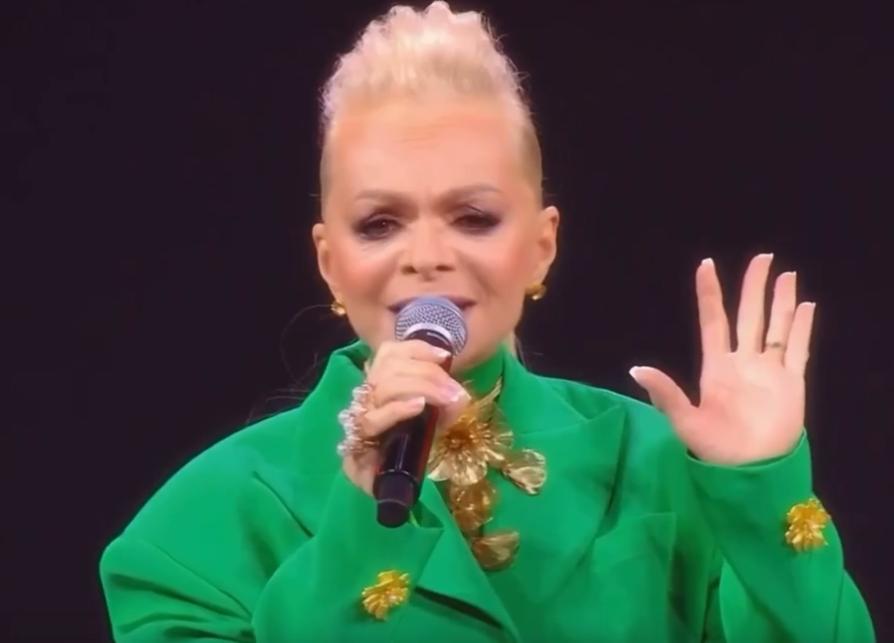 На фото: Лариса Александровна Долина (урождённая Кудельман, в первом браке Миончи́нская; род. 10 сентября 1955, Баку, Азербайджанская ССР, СССР) — советская и российская эстрадная певица, актриса; народная артистка Российской Федерации (1998). // Источник фото: скриншот видео, «Песня-2024»