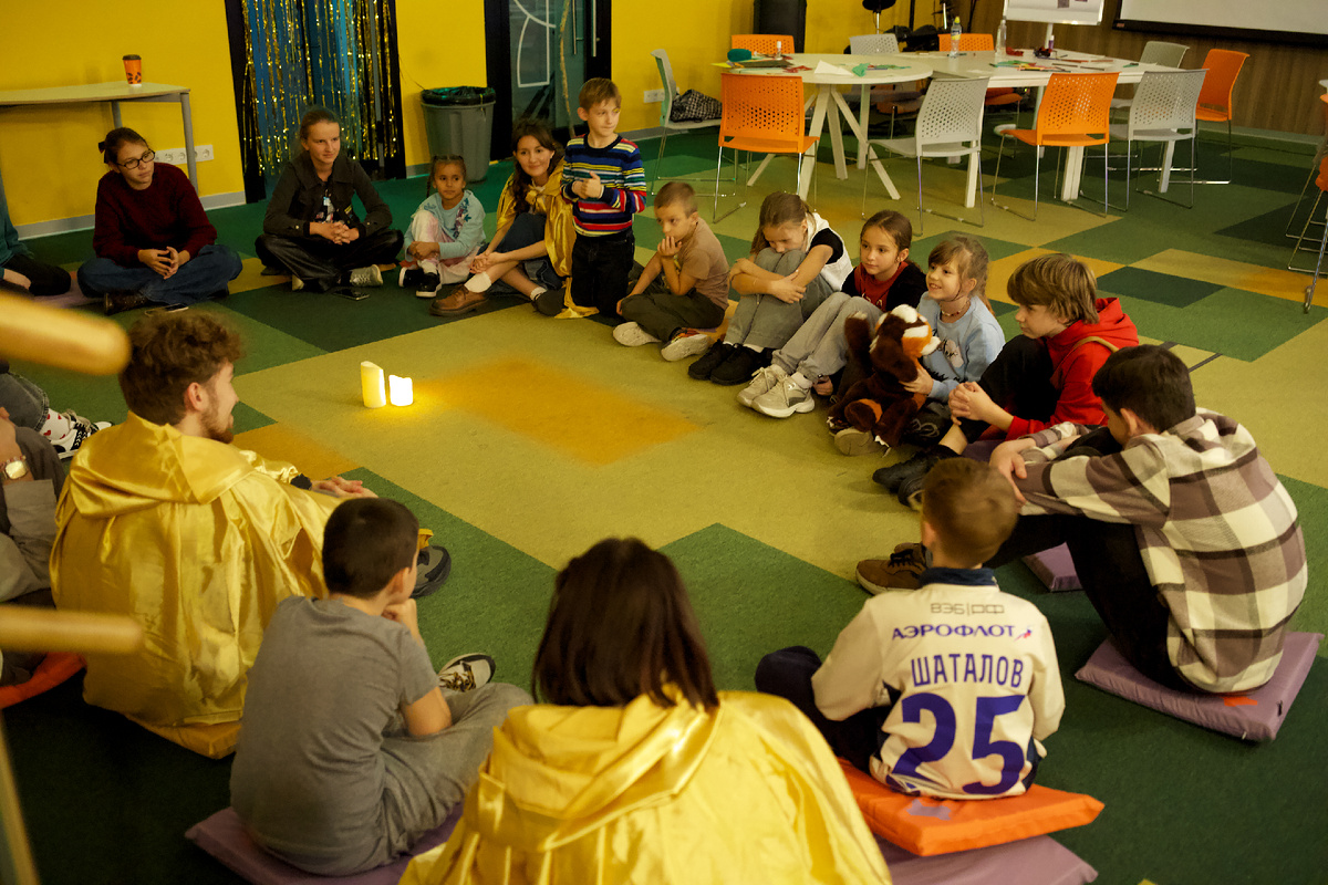 На фото заключительный этап каждой встречи - рефлексия, или "свечка"