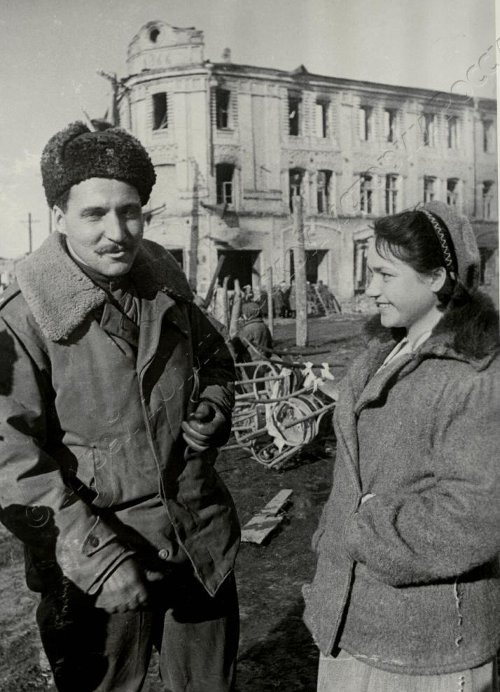 Фотография. Военный корреспондент газеты «Красная Звезда» Симонов Константин Михайлович. 1943 г. РСФСР, Смоленская обл., г. Вязьма. Халип Я.Н. ГМПИР, Фонд фотографических источников