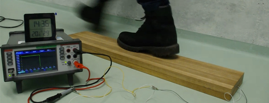 Демонстрационная модель паркетной доски с функцией электрогенерации (фото: ETH Zürich/EMPA)