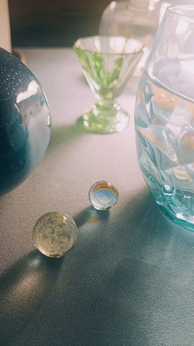 Стеклянные шарики, тот, что побольше - от фонтана