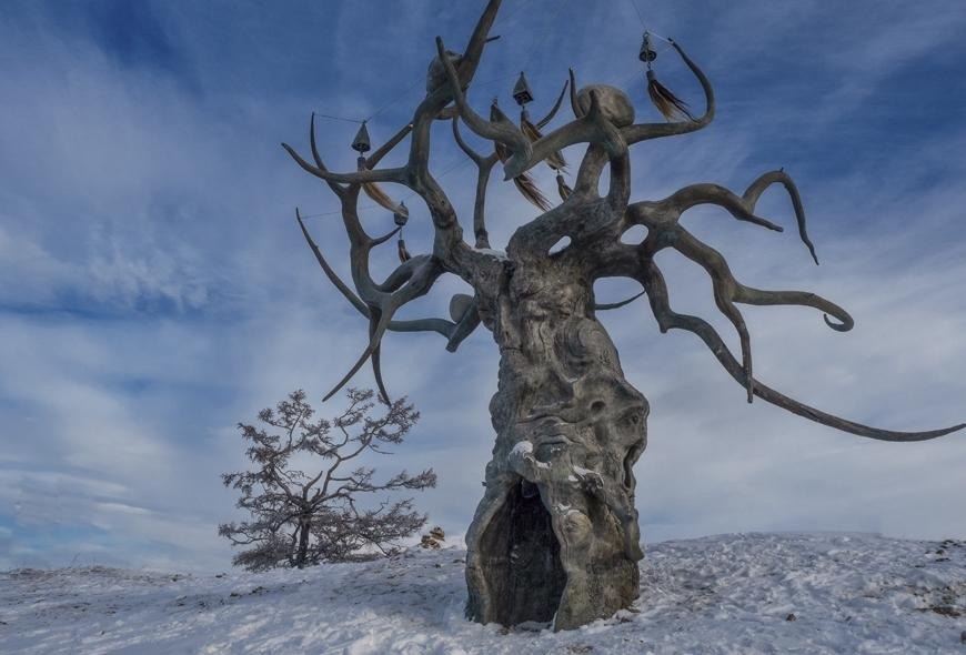 Скульптура Даши Намдакова "Хранитель Байкала" на острове Ольхон