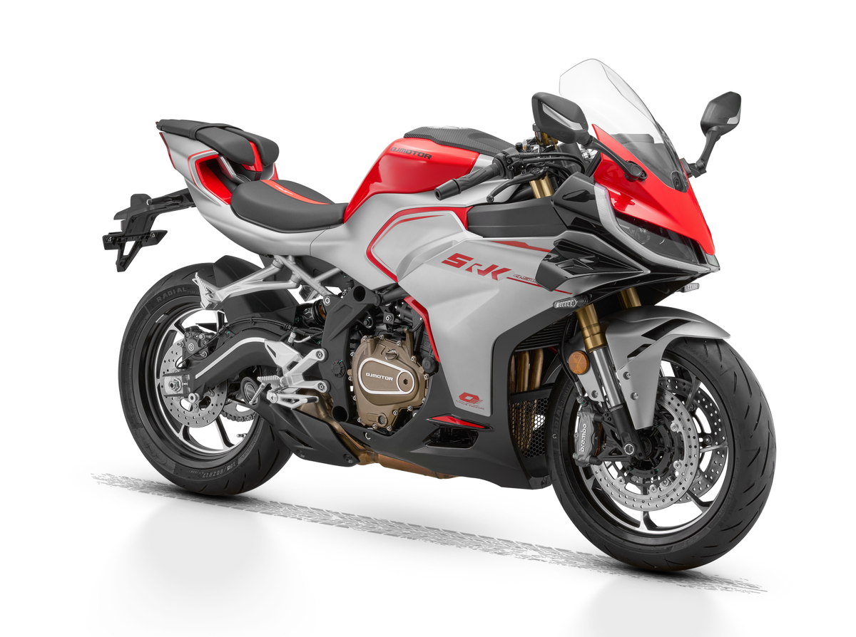 QJMotor готовится выпустить мощную артиллерию к 2026 году. Китайский бренд инвестирует во все сегменты, включая так называемый класс Sportbike, недавно введённый в Мировом Супербайке. И вот перед вами невероятная маленькая ракета с 421-кубовым 4-цилиндровым двигателем.