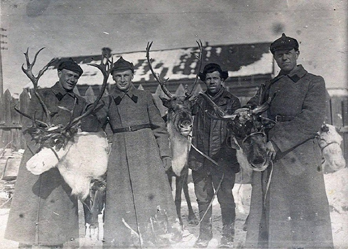 Красноармейцы с оленями