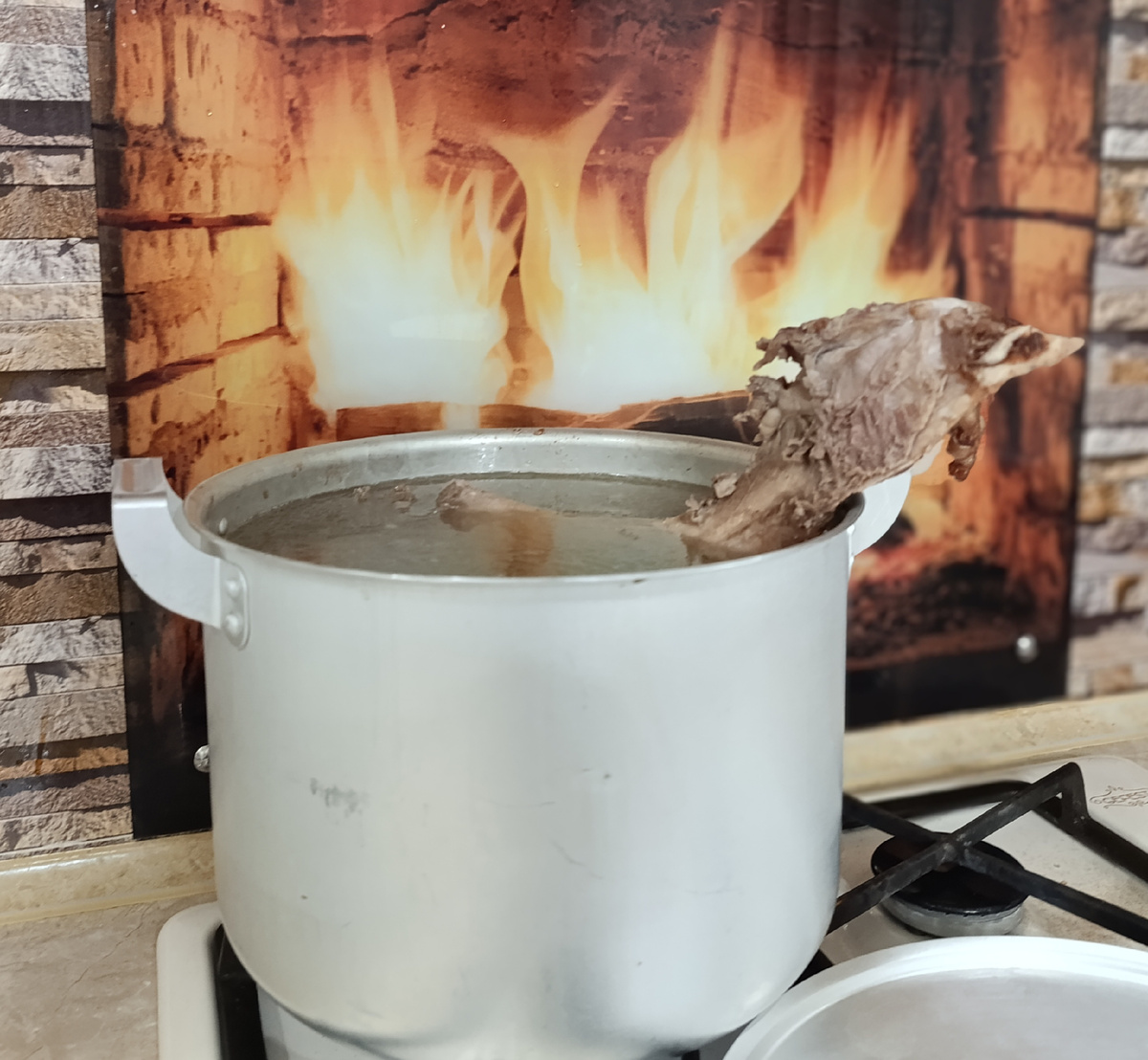 Варим бульон, косточка была большая...✨