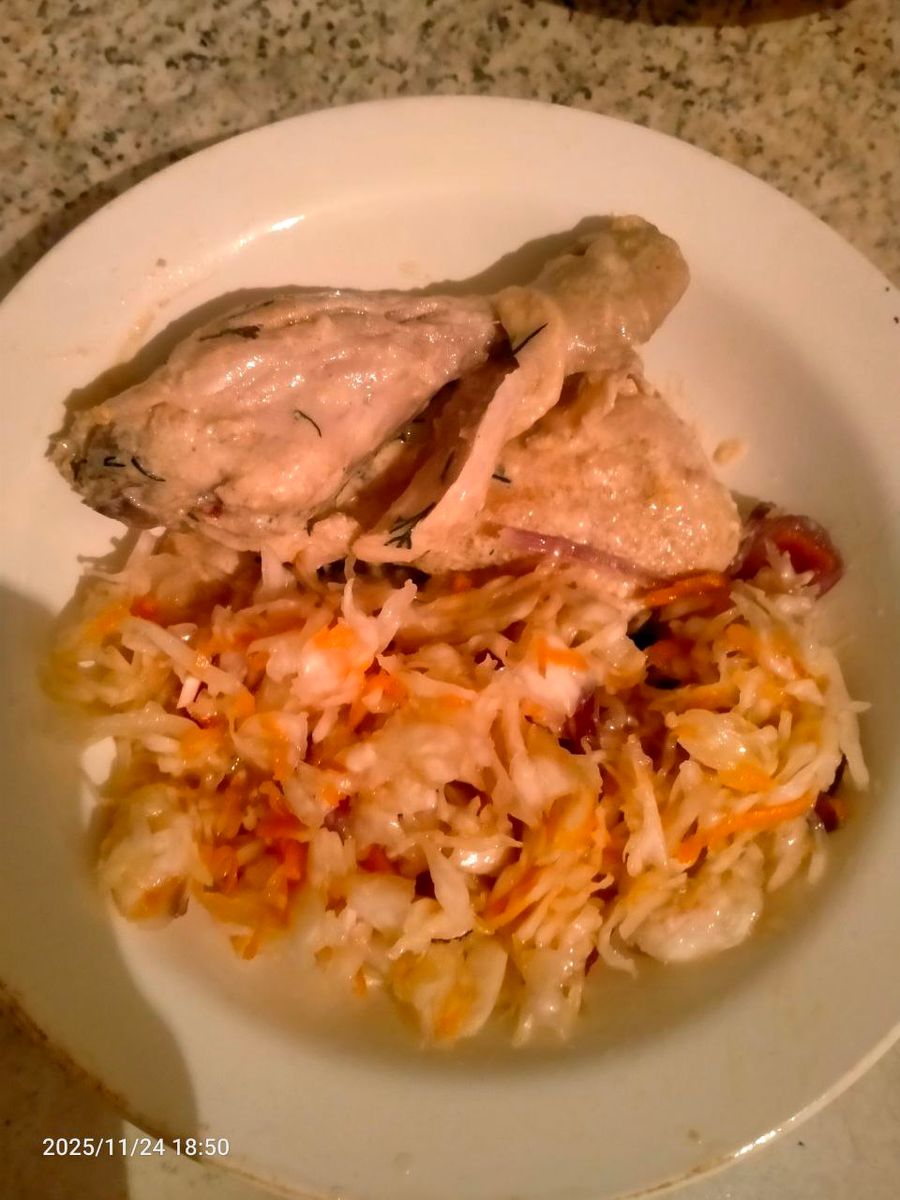 Фотография автора. Чкмерули с маринованой капустой. Салфеткой блюдо для себя вытирать не собираюсь)) Кому не нравится, просто зажмурьте свои глазки))