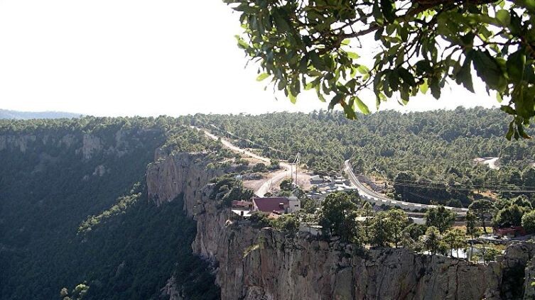    Отель Divisadero, расположенный над пропастью Фото: Smallchief, по лицензии CC BY-SA 4.0 