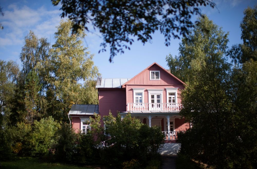    Вид на дом-музей русского путешественника и натуралиста Николая Пржевальского в поселке Пржевальское Смоленской области. / Фото: Илья Питалев/РИА Новости