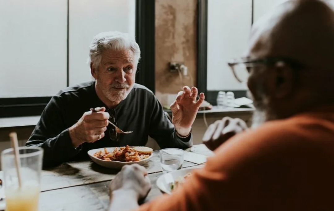 друзья а ресторане. Картинка из интернета.