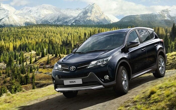 Toyota RAV4 популярна и в бензиновых, и в гибридных версиях