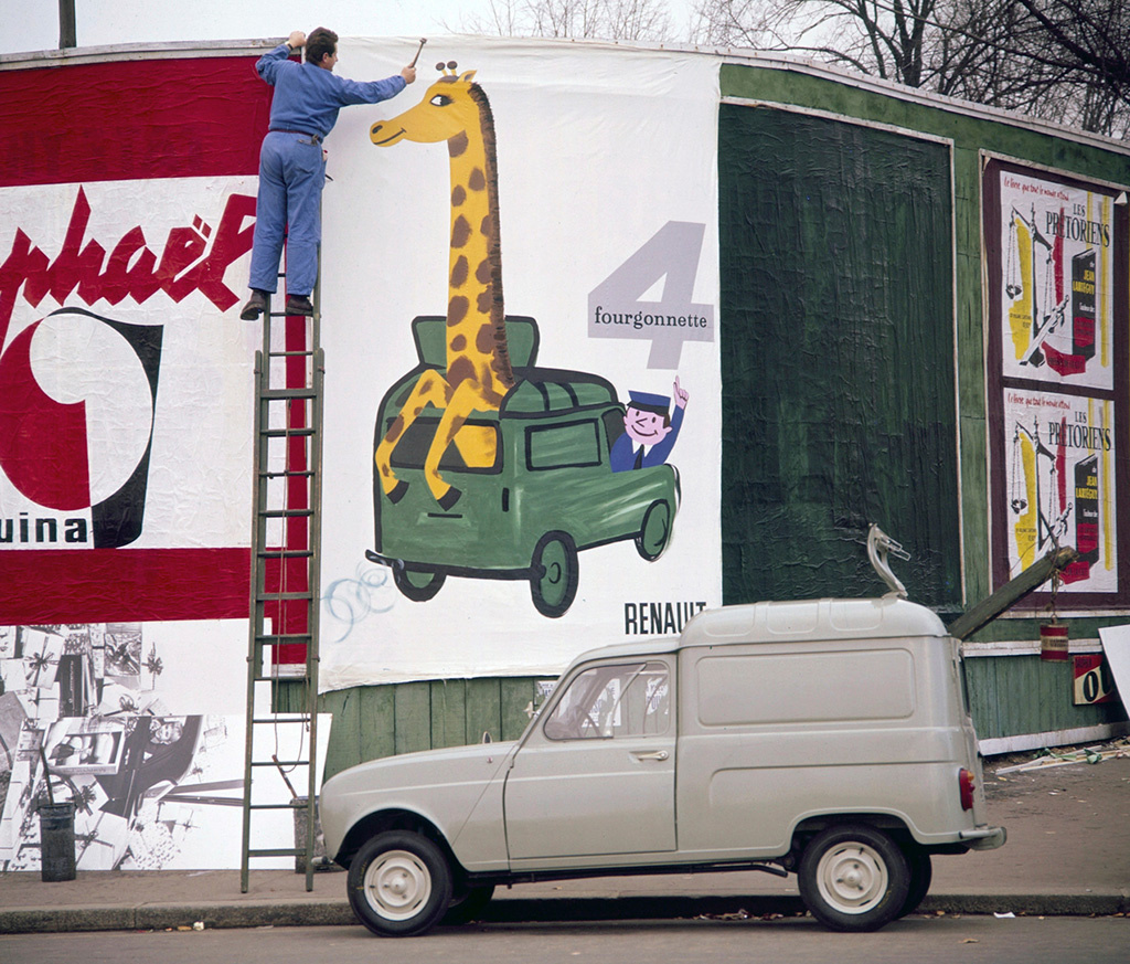 Своего рода прототипом для Иж-2715 послужил французский «каблук» Renault R2106 из семейства Renault 4 Fourgonette. Его особенностью был «жирафон» — откидной люк в крыше, облегчавший доступ в кузов и перевозку негабаритных предметов. Познакомиться с Renault R2106 советские граждане могли в 1966 году на выставке «Современные сельскохозяйственные машины и оборудование» на ВДНХ в Москве. Всего с 1961 по 1988 годы произвели более 2 млн «фургонетов» разных модификаций