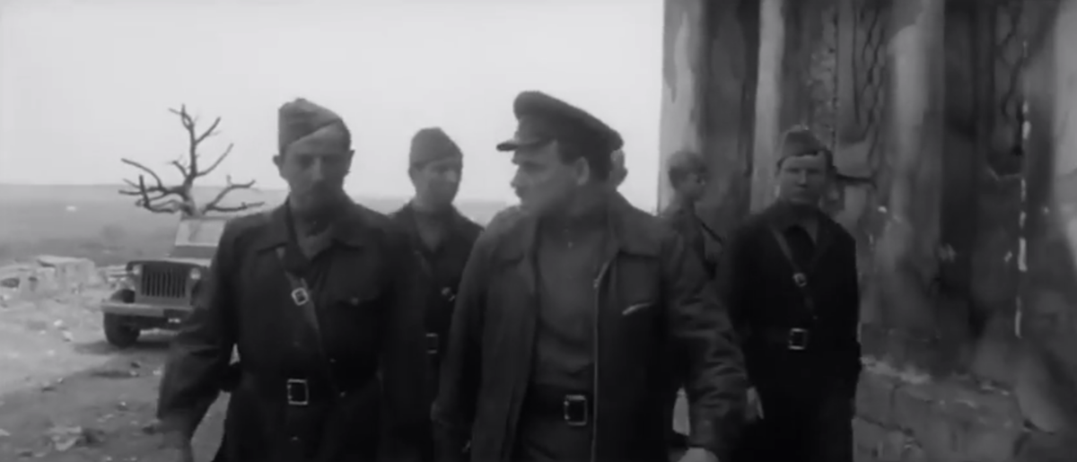 ....а там танки эсэсовской дивизии "Мертвая голова"....кадр из к\ф НА ВОЙНЕ КАК НА ВОЙНЕ