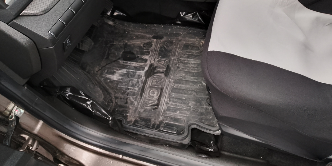 Пленка под ковриками в зимний период. Не эстетично, но практично!)