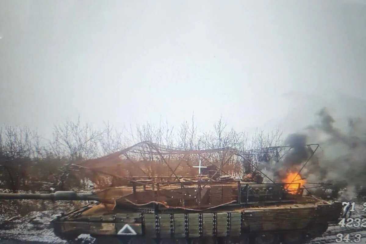    Кто-то додумался прикрутить на дроны контейнеры со специальной легковоспламеняющейся смесью и опробовать их в деле.