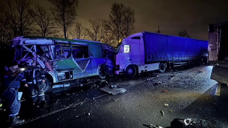     Два человека погибли в ДТП с автобусом и фурами в Петербурге t.me/Госавтоинспекция СПб и ЛО