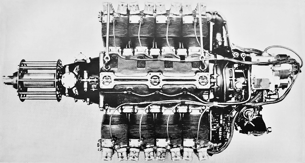 двигатель Napier Rapier I впускным и выпускным отверстиями, расположенными на противоположных сторонах цилиндра, обратите внимание на магнето, установленное в задней части двигателя, и внешний маслопровод на картере