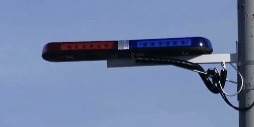 Что означает красно-синяя мигалка на столбах на трассе: объясню почему это нужно знать