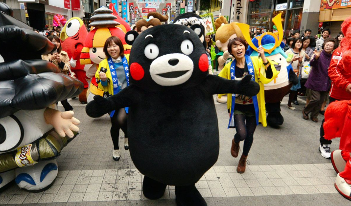 Японцы считают его невероятно милым. Ну, на фоне маскота слева не удивительно