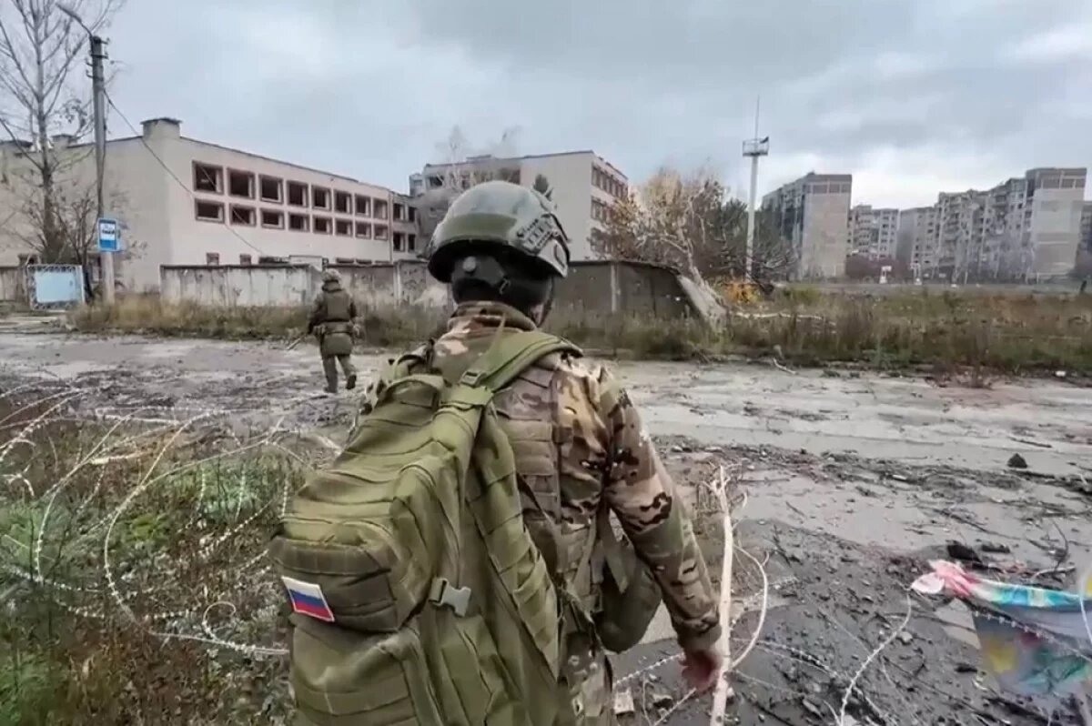    Военные медики ВС РФ помогают мирным жителям Покровска.