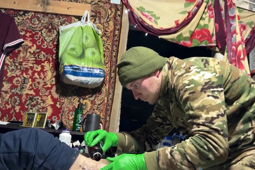    Фельдшер Крест за работой. Фото: Министерство обороны РФ