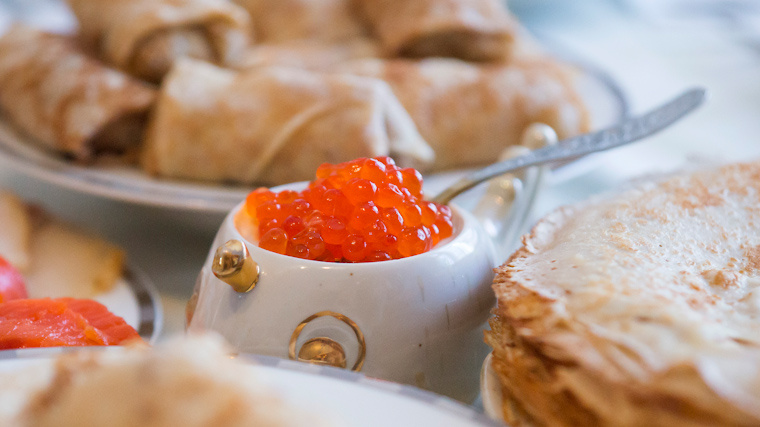    Ужин иностранного гостя не обошелся без блинов с красной икрой. Фото: www.globallookpress.com/Aleksey Smyshlyaev