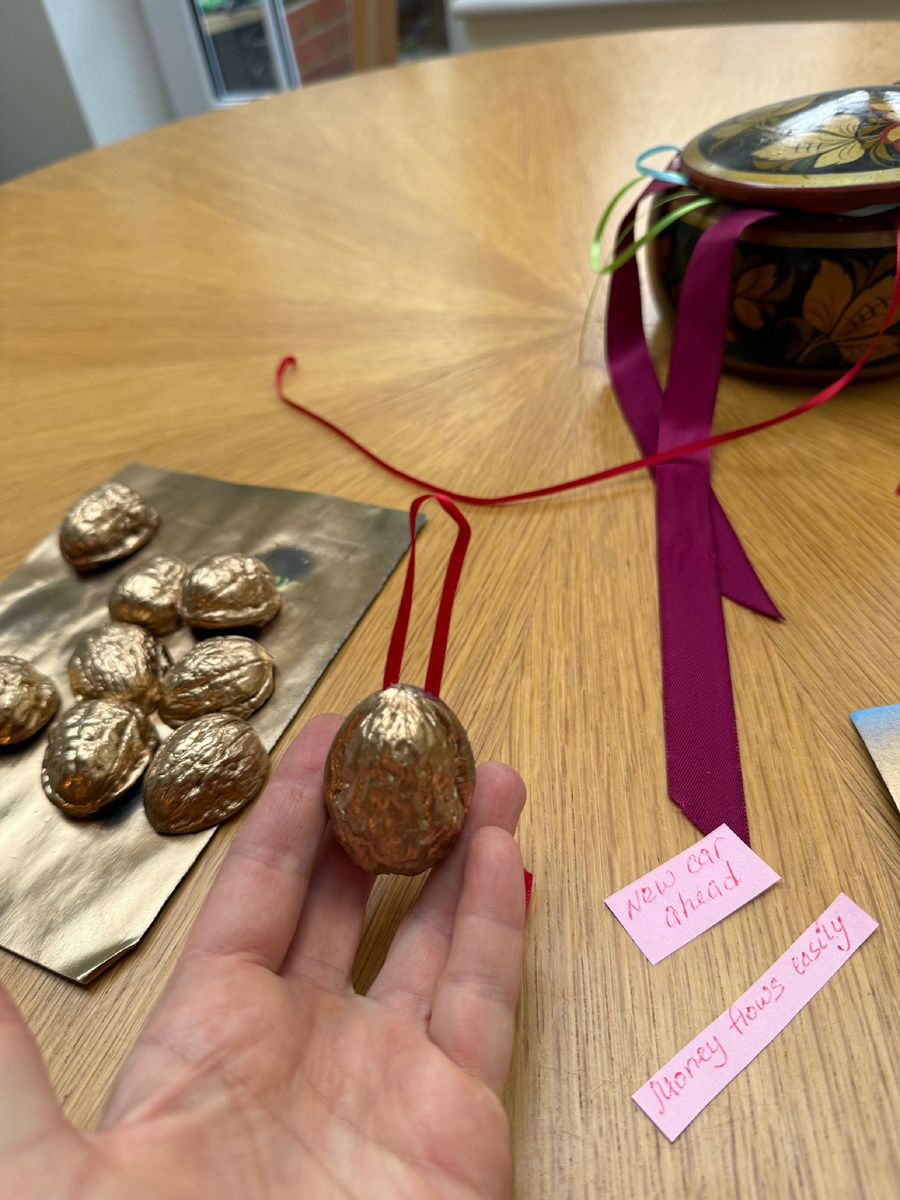 В процессе изготовления красивых украшений из скорлупы грецкого ореха. Фотография из личного архива 